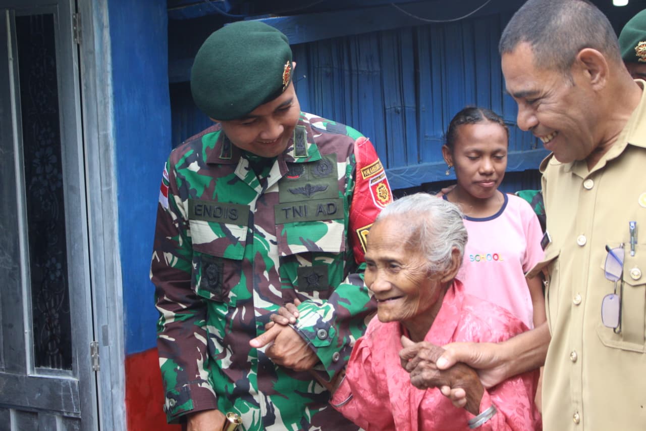 Aksi Sunyi di Perbatasan: Satgas Kostrad Bangun MCK untuk Keluarga yang Membutuhkan
