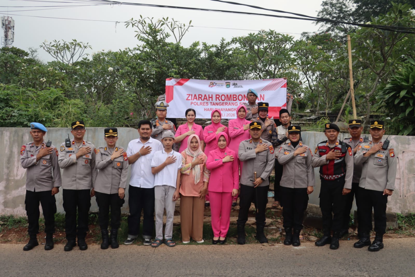 Jelang Hari Bhayangkara ke-80, Polres Tangsel Teguhkan Nilai Pengabdian Lewat Ziarah ke Makam Anggota yang Gugur