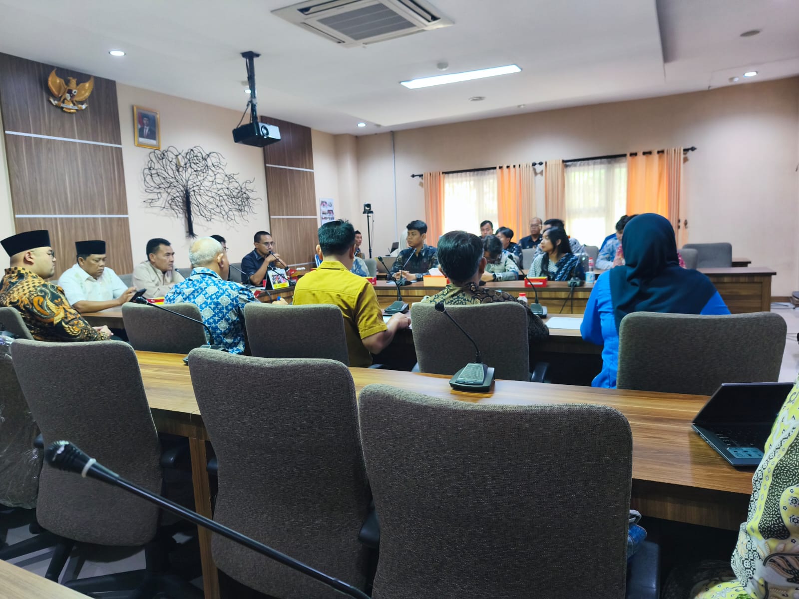 Dari Dugaan Susu Basi Wali Murid Minta SPPG Ponter 4 Distop, DPRD Soroti Legalitas!
